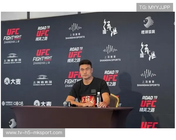 UFC肘击破防，鲜血瞬间喷溅