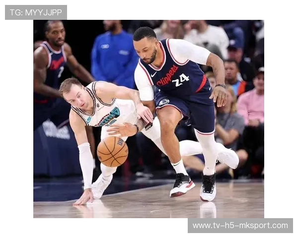 快船三巨头磨合不顺，队内氛围堪忧，快船三巨头时期阵容